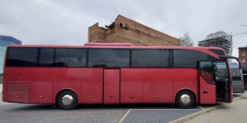 czerwony autobus z otwartymi drzwiami